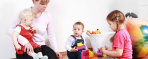 banner_mom_playing