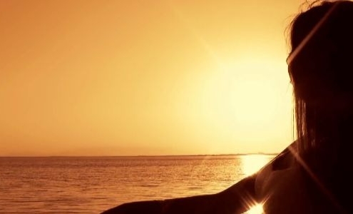 woman-silhouette-young-woman-relaxing-at-sunset_v_zemoisx__F0000