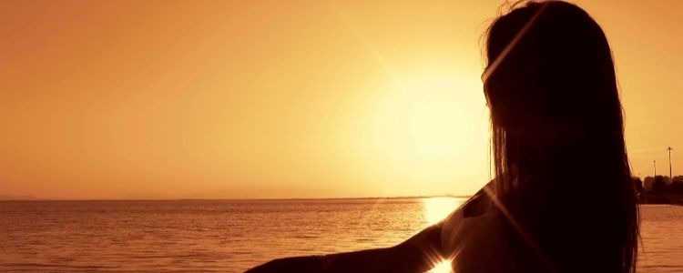 woman-silhouette-young-woman-relaxing-at-sunset_v_zemoisx__F0000